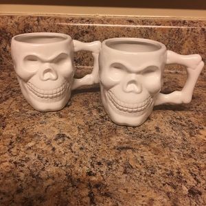 🍂White skull mugs (2) 15 fl oz